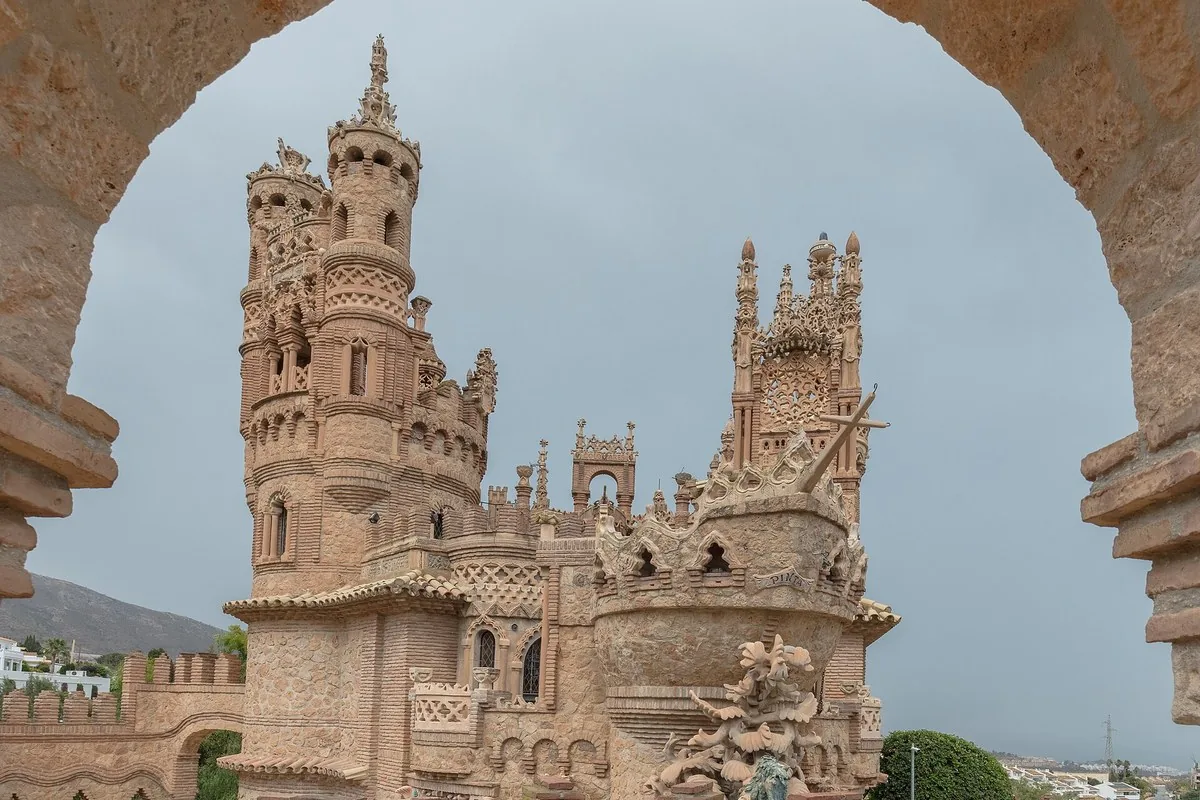 El monumento enmarcado a través de uno de sus arcos