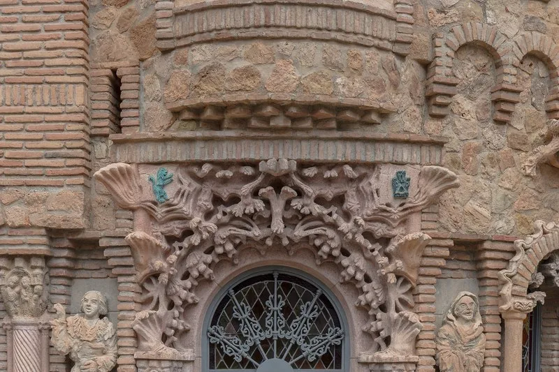 La puerta de rosetón gótico del mausoleo vacío