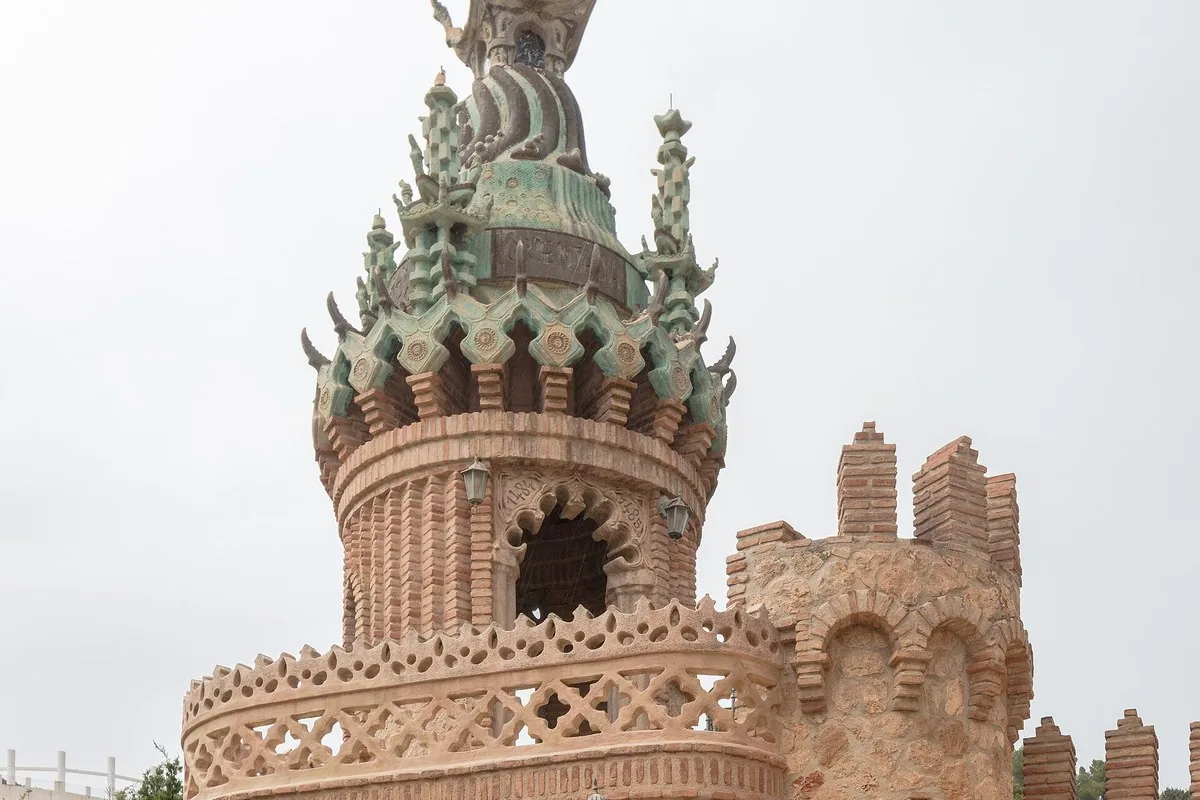 Una torre gótica que surge de la piedra